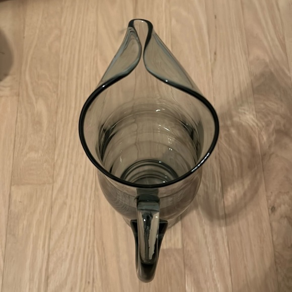 Beautiful hand blown smoked glass Martini pitcher-11 inches - Picture 4 of 5